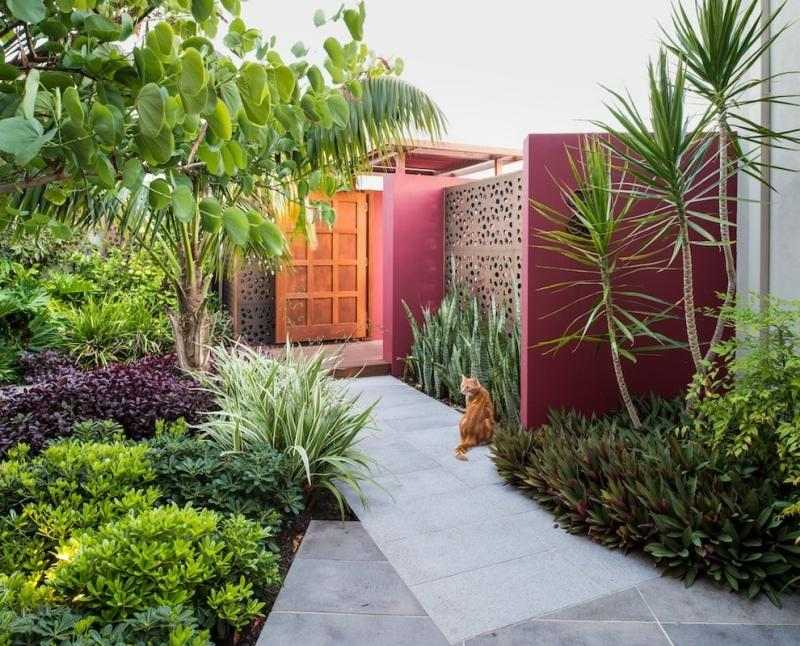 Designidéer-små-trädgårdar-betong-vägg-färg-granitplattor