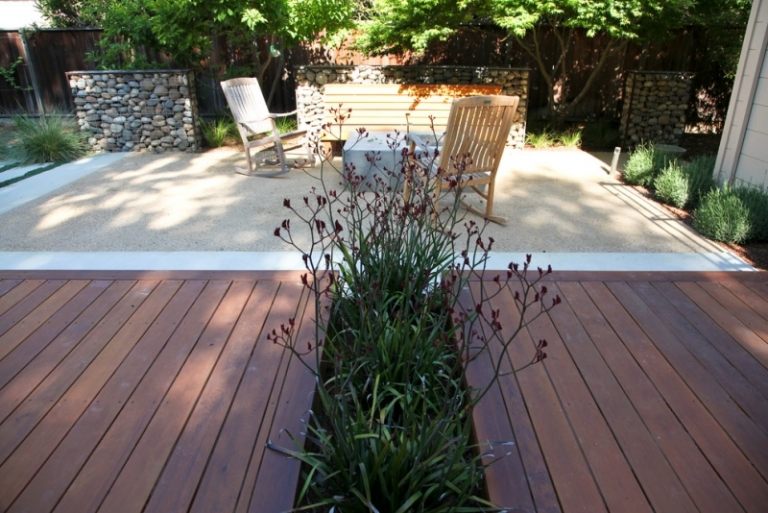 Designidéer-små-trädgårdar-gabioner-trä terrass-grus
