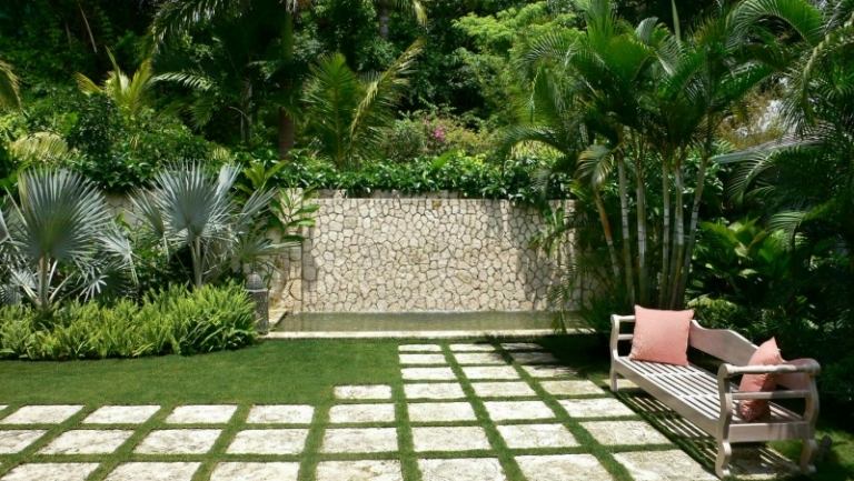 Designidéer för terrass-trädgård-palm-växter-exotiska-bänk-betong-kakel-gräsmatta