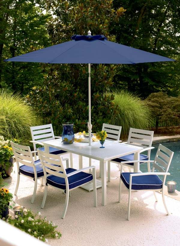 utomhus matplats vit blå parasoll pool