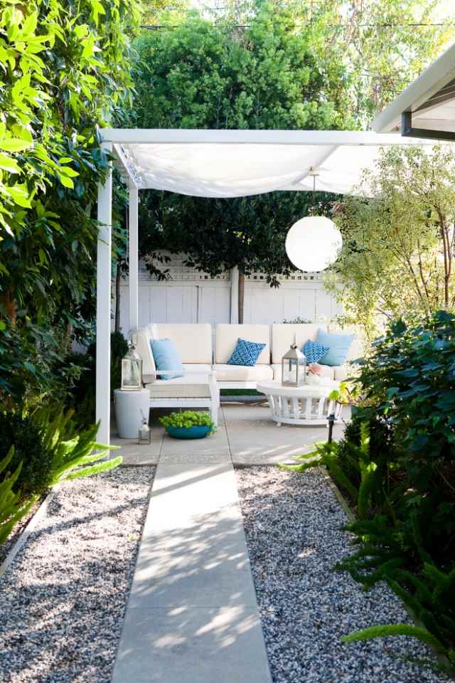 design liten trädgård sittgrupp pergola solskydd