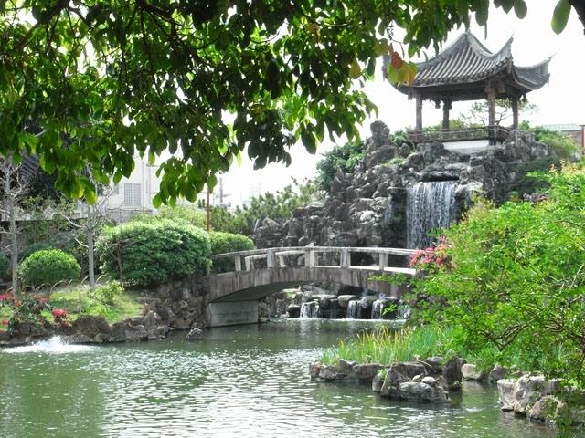 kinesisk stil trädgård bro vattenfall växter arter vegetation