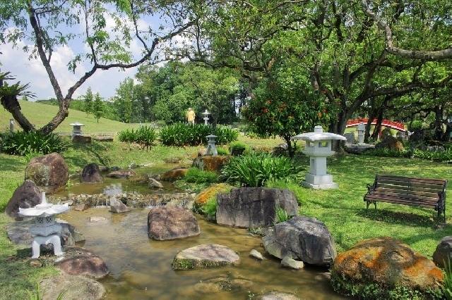 Japanska trädgårdsavslappningsbänk stenar de viktigaste elementen i designen