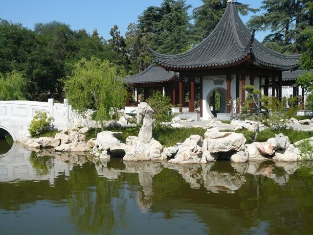 kinesiska trädgårdsvatten och sten huvudelement