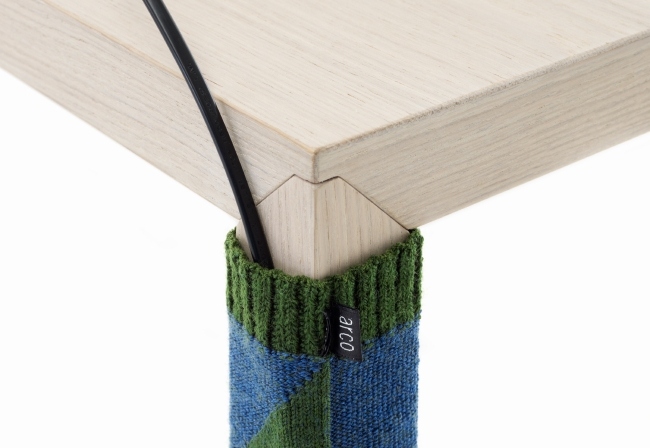 acro modell stickad strumpa som skrivbordsdekoration