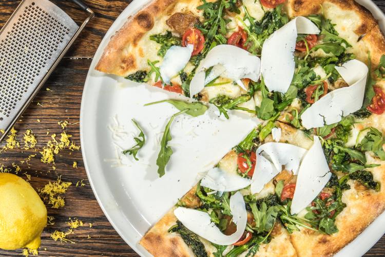 Beställ hälsosam pizza med ruccola -tomater och mozzarella