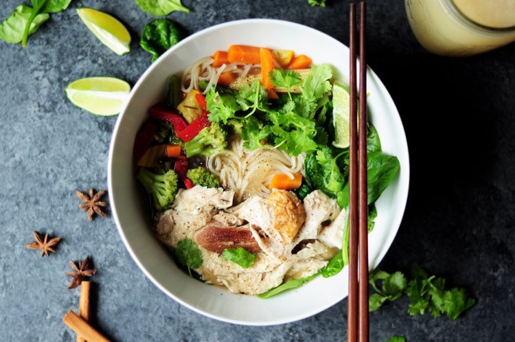 Kinesisk soppa med kyckling, nudlar och grönsaker, låg i kalorier