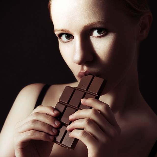 hälsosam kost svart choklad kvinna utsökt mörk choklad
