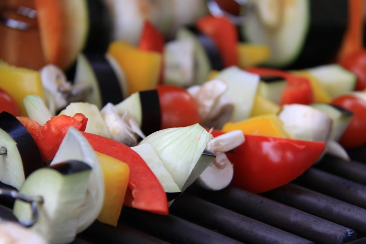 hälsosam-grillning-grönsaker-schaschlick-gasgrill