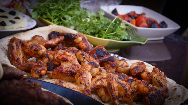 Hälsosam grillning-kött-kyckling-ving-bord-sallad