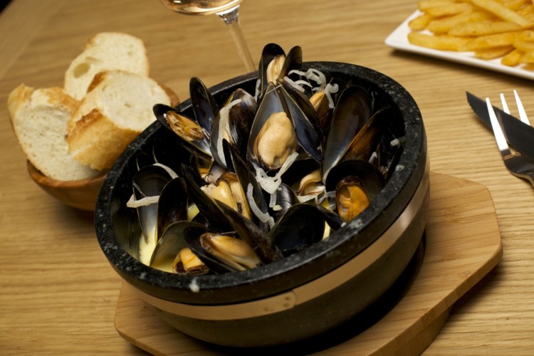 Friska musslor förbereder läckra recepträtter