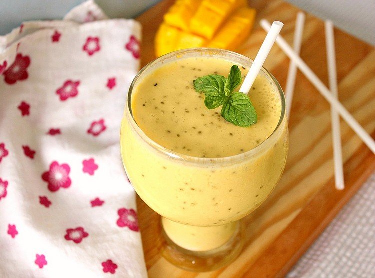 hälsosam-näring-chia-smoothie-banan-mango-ananas