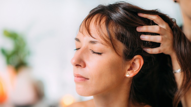 Hårbottenmassage som en vård för torr hårbotten
