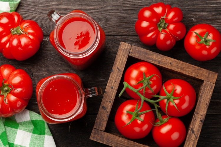 färska tomater och tomatjuice rik på lykopen antioxidant och vitaminer