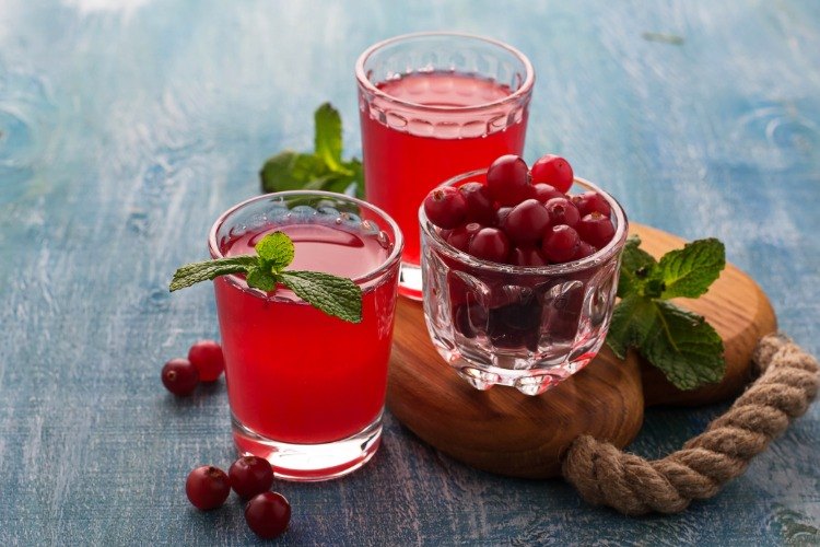 Förbered en utsökt drink med tranbär och njut av hälsosamma juicer
