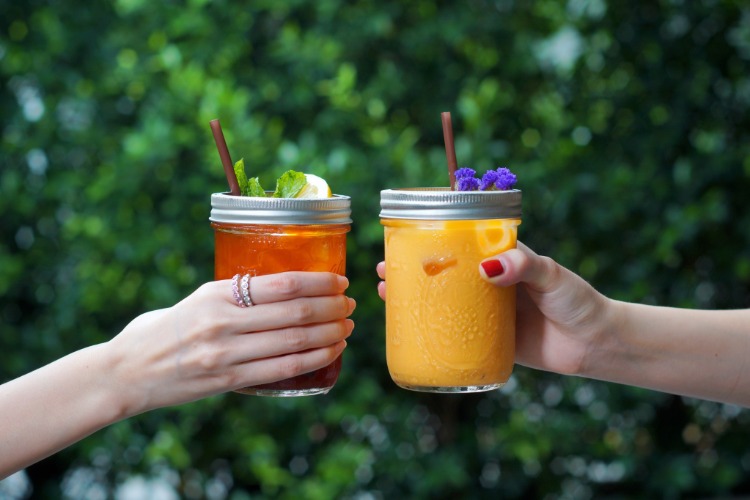behåll hälsosamma juicer gjorda av apelsiner och te utomhus