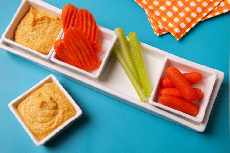 hälsosamma mellanmål för diabetiker med grönsaker och hummus