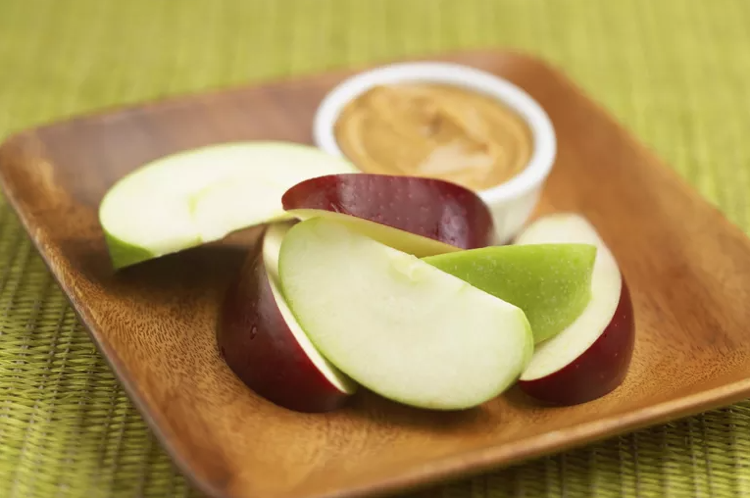 Friska mellanmål för diabetiker Äpple med jordnötssmör