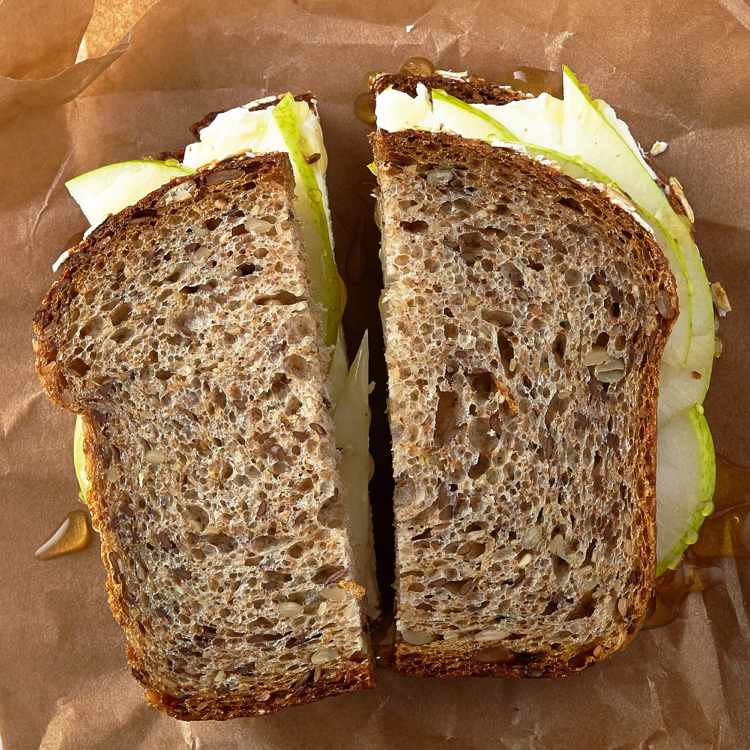 hälsosamma mellanmål-skolbarn-lunch-bröd-spannmål-bröd-ost-äpple-smörgås