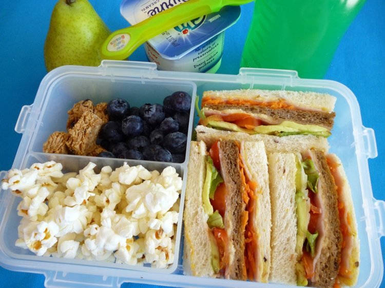hälsosamma mellanmål-skolbarn-lunch-smörgås-låda-popcorn-bär