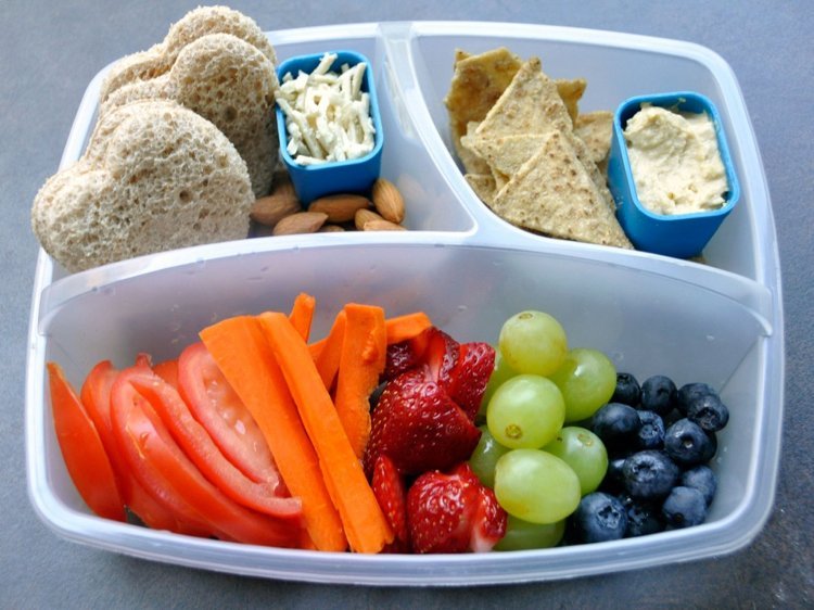 hälsosamma mellanmål-skolbarn-lunch-bröd-frukt-grönsaker-utskurna bröd