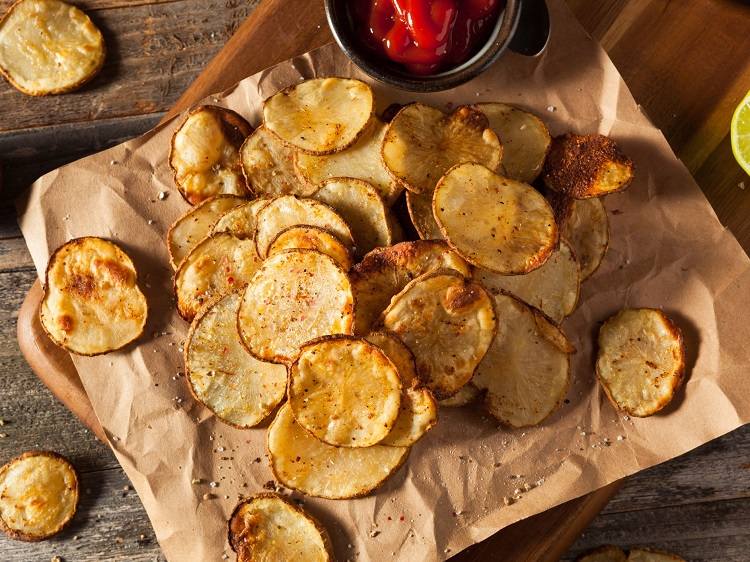Potatischips i ugnen gör nyttiga mellanmål till tv -kvällar