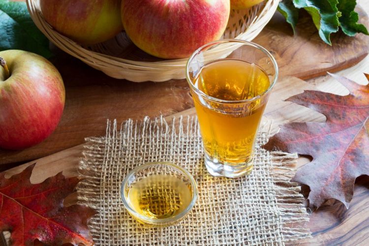 Äppelcidervinäger och vatten som en hälsosam morgondryck