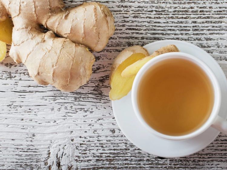 Friska pick-me-ups dricker ingefära te istället för kaffe för att öka din ämnesomsättning