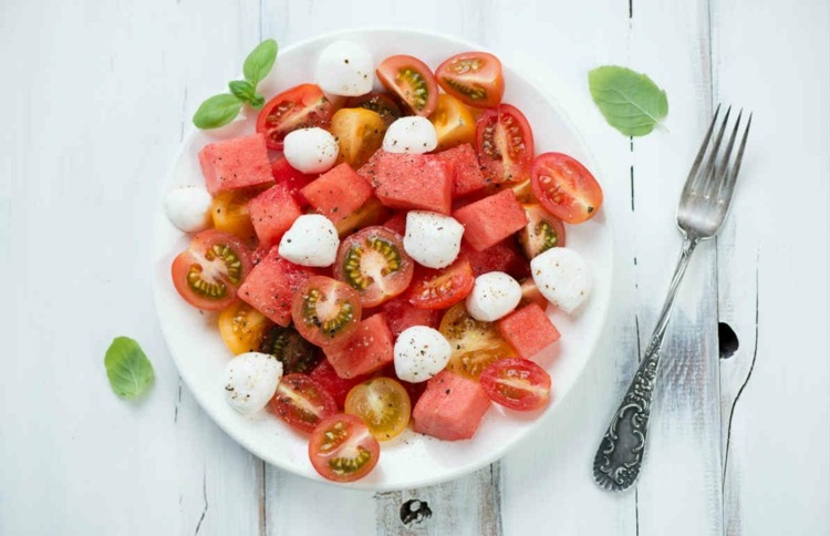 Vattenmelon-kost-sallad-tomat-idé-mozzarella-hälsosam