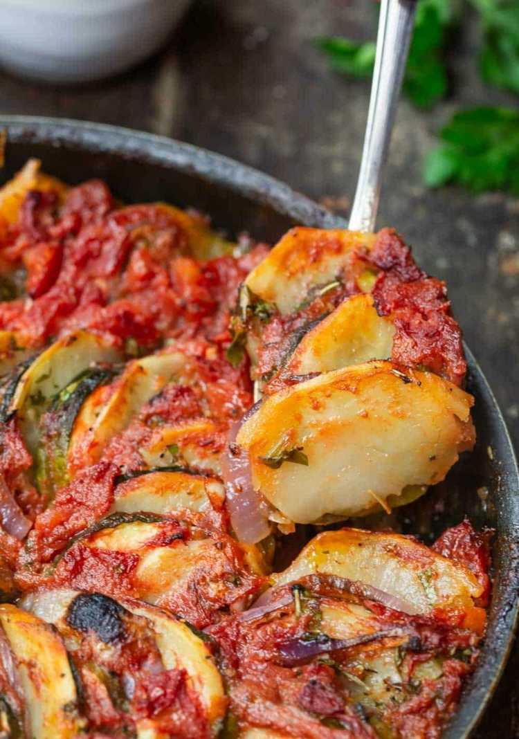 Krydda potatisen och zucchinin med olivolja och lägg på en rund plåt