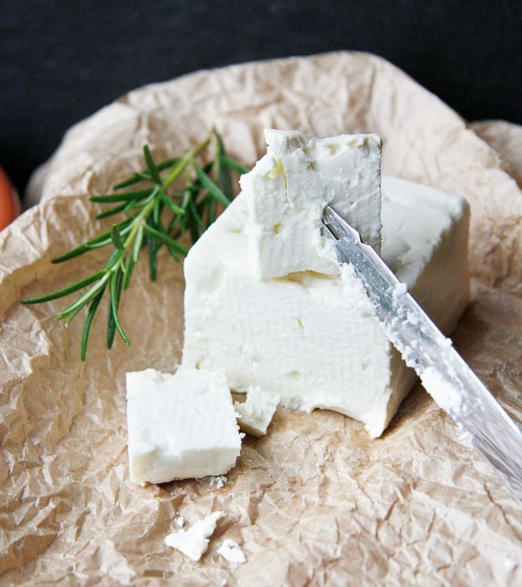 Feta som ingrediens för servering av läckra ugnsbakade grönsaker