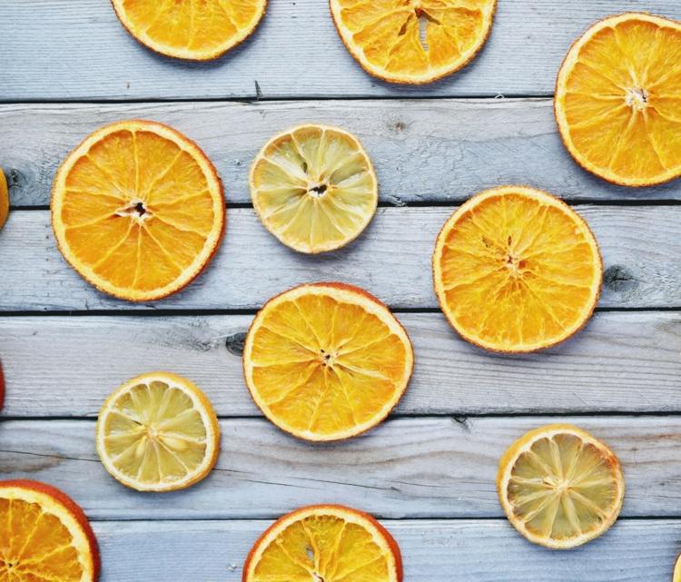 Torkad frukt-tillverkning-apelsiner-citroner-citrusfrukter-bakning-torkning