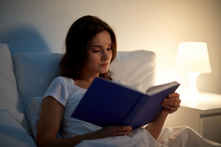 att läsa i sängen är en bra sömnrutin