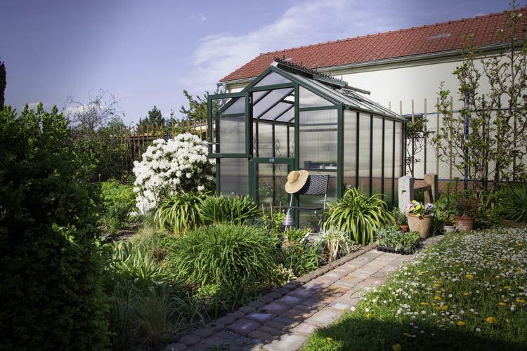 Fristående växthus i trädgården med inglasning av dubbla väggskivor