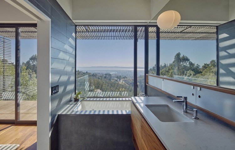 modernt badrum med badkar med utsikt genom fönstret