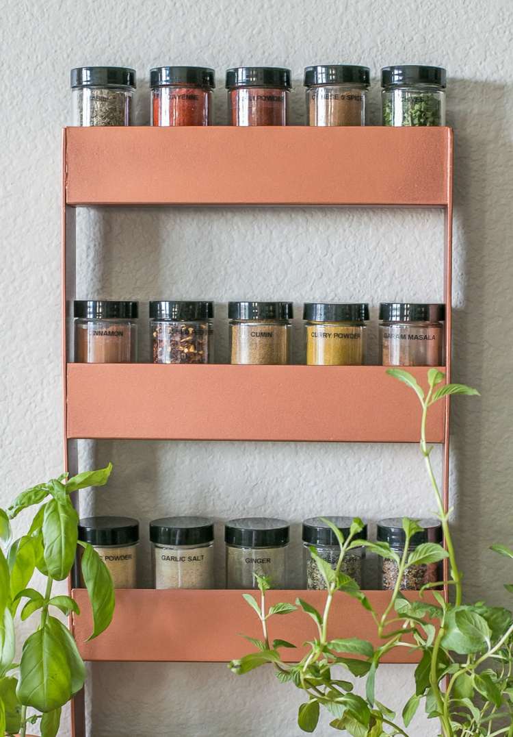 Elegant design för en självgjord hylla för köks kryddorna