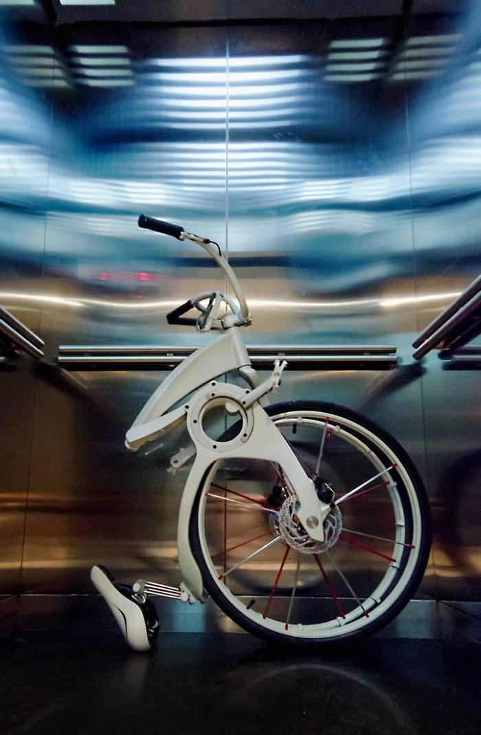 Gi-cykel-hopfällbar-elektrisk-cykel-i-hiss-transport-innovation-integrerade-lysdioder