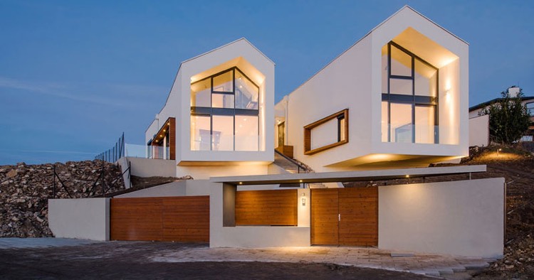 Gaveltak-arkitektur-modern-vit-trä-nattbelysning