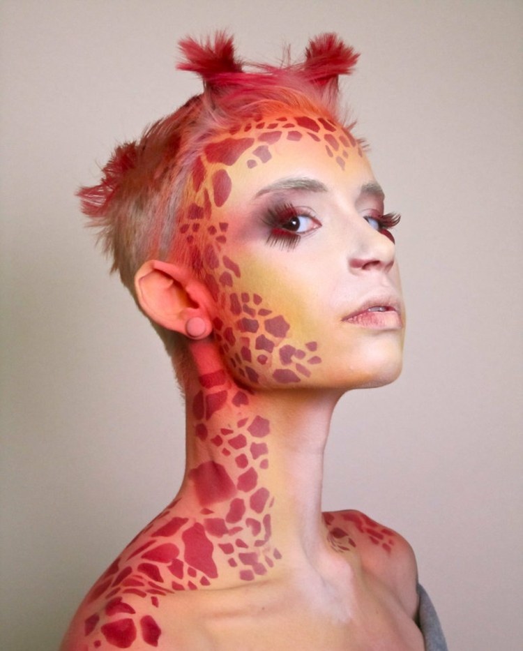 damer på karnevalsmink-giraffpannan i nacken