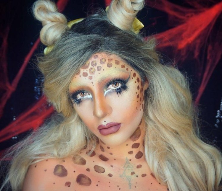 ansikte giraff vuxna applicerar smink halloween karneval