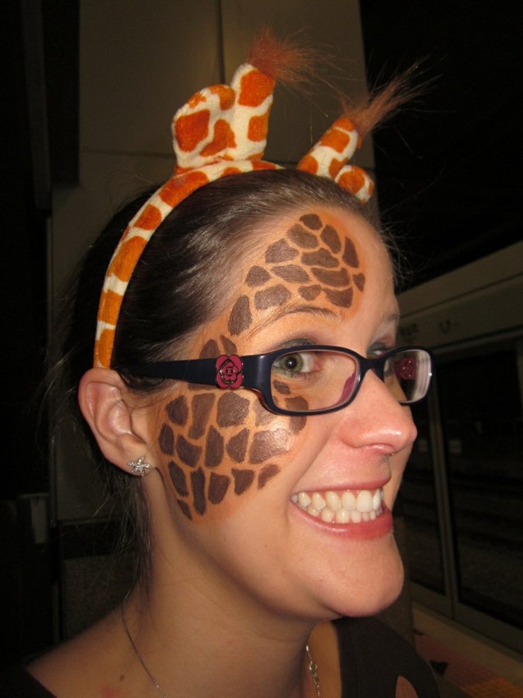 kvinna som sminkar sig giraff ögon kinder smink
