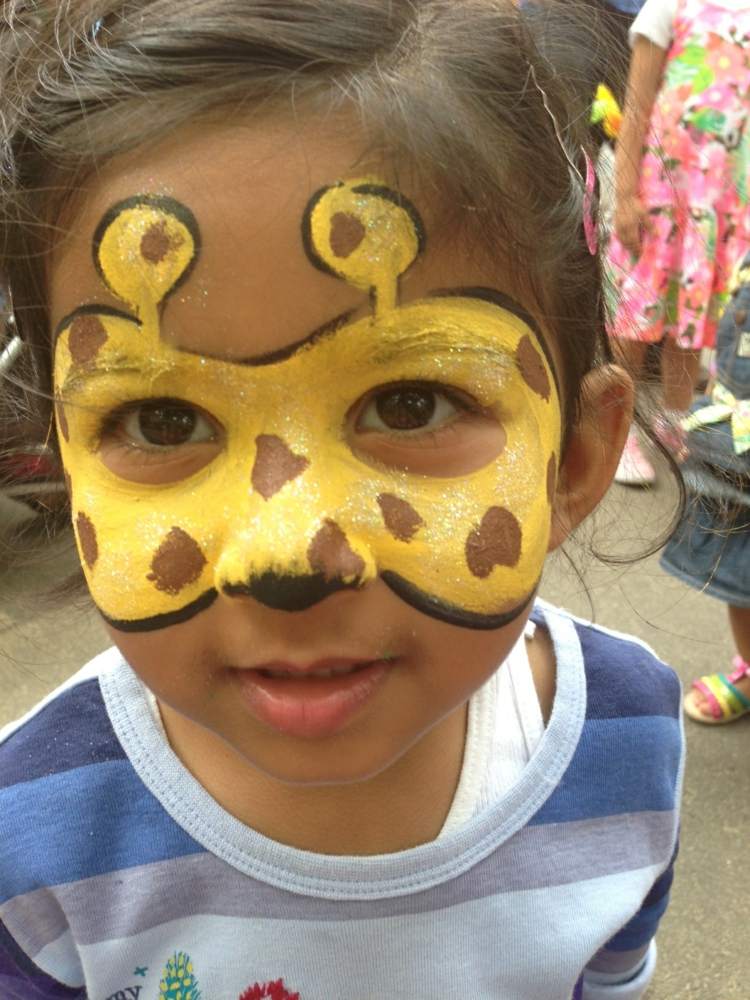 barn som giraff sminkar ögon gulbruna