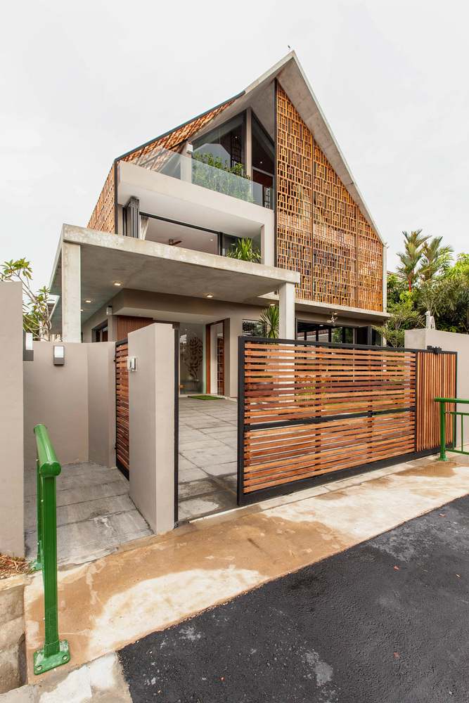 Gitter-fönster-dekorativa-fasad-design-lutande tak-spetsiga tak-modernt hus