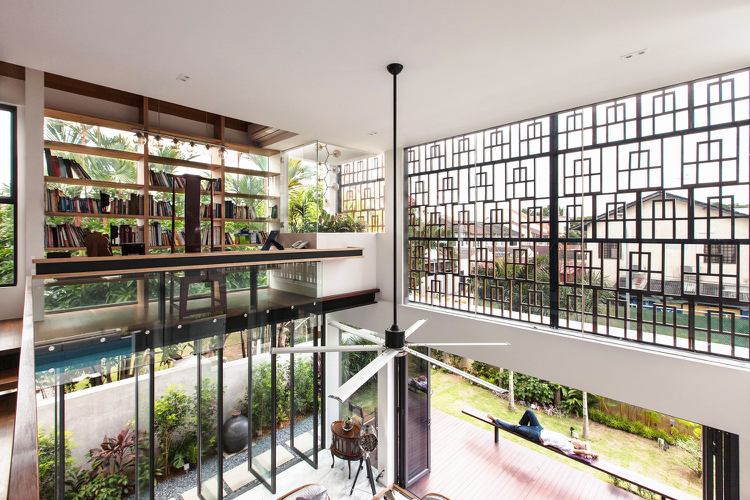 Gitter-fönster-dekorativa-fasad-design-hall-bokhyllor-panorama