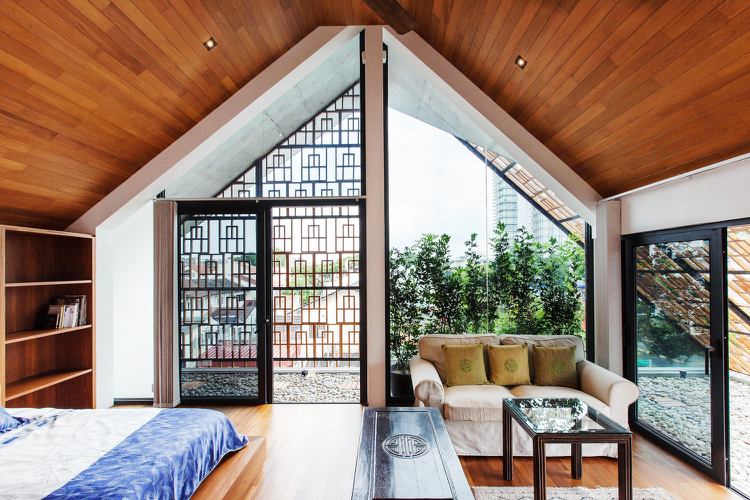 Gitter-fönster-dekorativ-fasad-design-sovrum-lutande tak-takhöjd