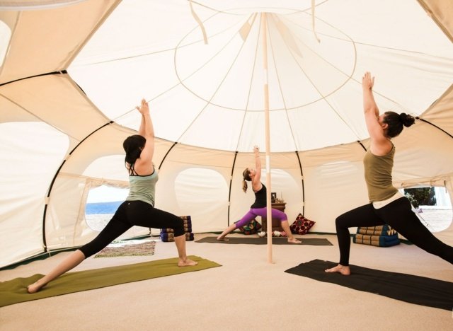 Glamping tält yoga studio träning utföra idéer