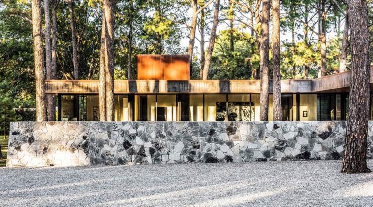 glas-hus-natur-skog-vägg-betong-modern-arkitektur