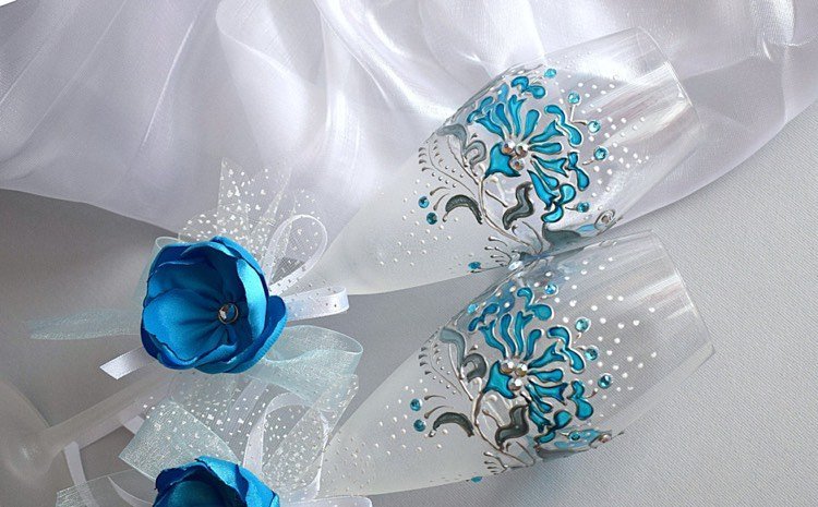 målade-champagneglas-bröllop-frosting-effekt-blomma-turkos