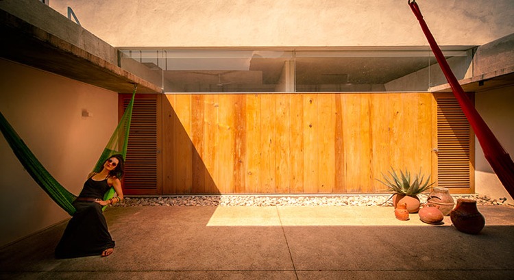 utomhus-design-betong-golv-plattor-grus-trä-sekretess skärmar