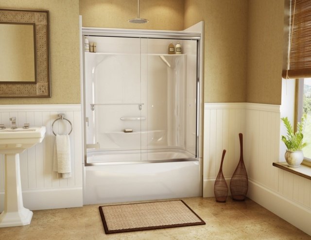 modernt badrum med duschkabin-glasvägg